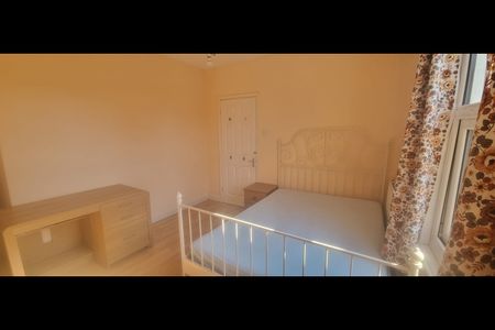 4 Bed Terraced House, City Road, NG7 - Photo 2