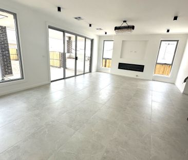 Impressive Brand-new Architectural family home. (Open House: Saturd... - Photo 3