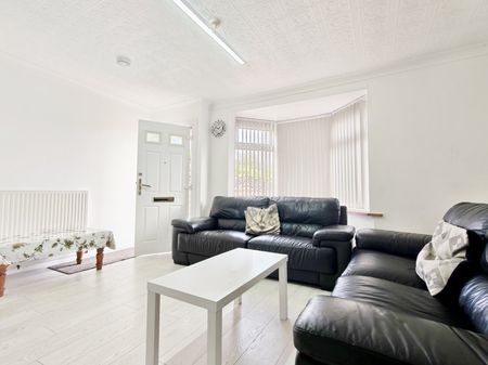 3 bedroom semi-detached house to rent - Photo 2