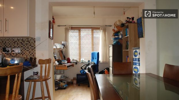 Decorated room in shared apartment in Donaghmede, Dublin - Photo 1