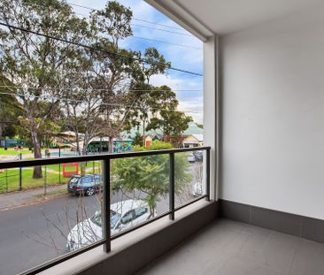 Spacious Townhouse with Designer Kitchen, Study Nook & Secure Parking - Photo 5