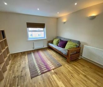 2 bedroom coach house to rent - Photo 2