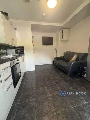 1 bedroom in a house share to rent - Photo 2