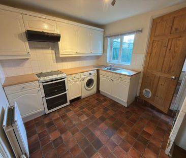 2 bedroom end of terrace house to rent - Photo 3