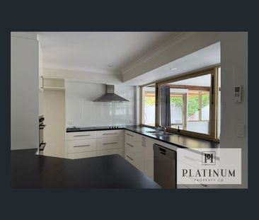 Spacious 4-Bed Room Family Home & Large workshop - Photo 3