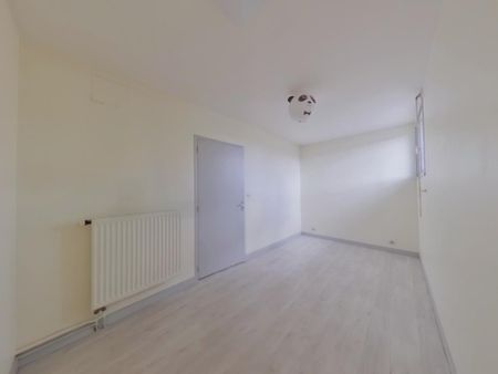 Location Appartement 4 pièces 107m² LUSSAC LES CHATEAUX 86320 - Photo 4