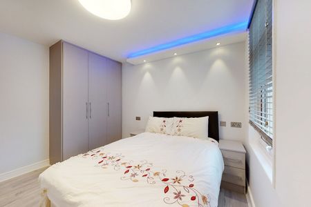 5 Bed Terraced House, Highbury Gardens, IG3 - Photo 3