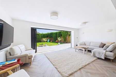 4 bedroom detached house to rent - Photo 2