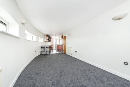 2 bedroom flat in 70 Martello Street - Photo 5