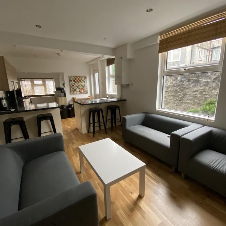 6 bedroom terraced house to rent - Photo 1
