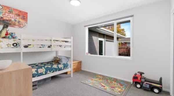 Modern family home with good out door area. - Photo 1