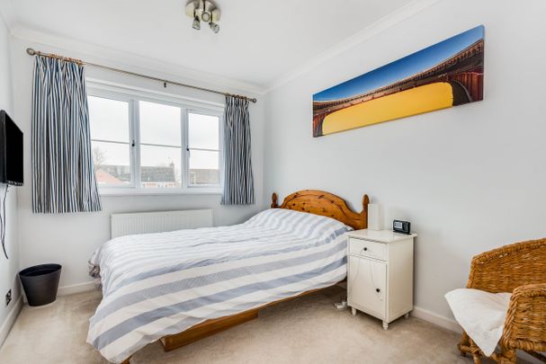 Friars Close, Shrivenham, SN6 - Photo 1