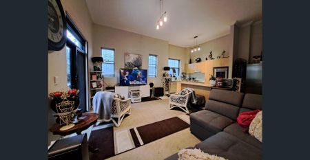 Spacious living near train station - Photo 2