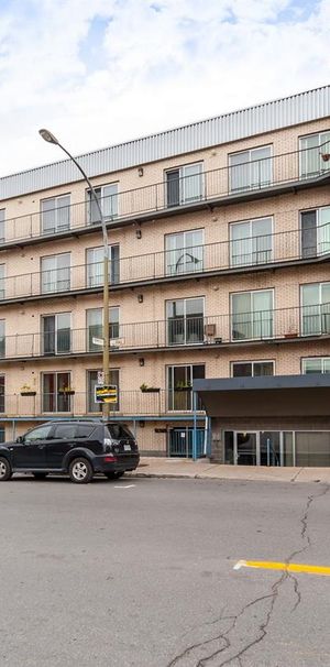 Modern Studio Available NOW - Starting At $1,050 - 60 Avenue Des Pins, Montréal - Photo 1