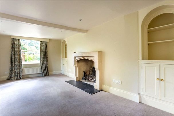 An impressive and well presented family house situated in a popular hamlet surrounded by glorious countryside. - Photo 1