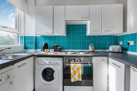 3 MOOR VIEW Leeds - LS6 1AQ - Photo 2