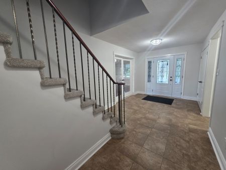 For Lease - 16 Portland Crescent, Newmarket, Ontario - Photo 4