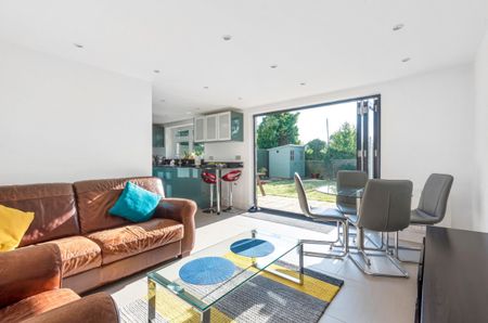 Bramley Close, London, N14 - Photo 3