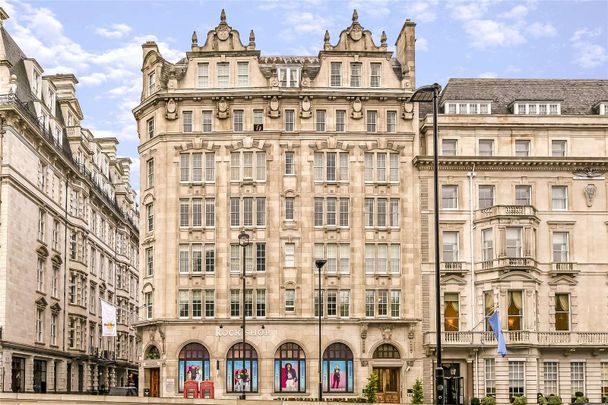 A luxurious three bedroom lateral apartment with concierge and lift access, situated in Mayfair near Hyde Park and Green Park. - Photo 1