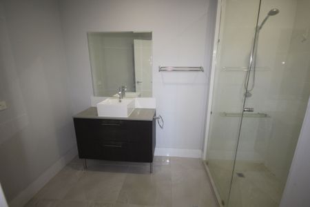 Beautiful 2 Bedroom Unit in a Small Complex! - Photo 3