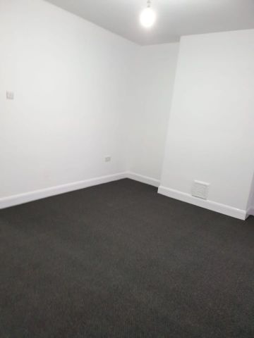 1 Bed Flat, Green Street, E7 - Photo 2