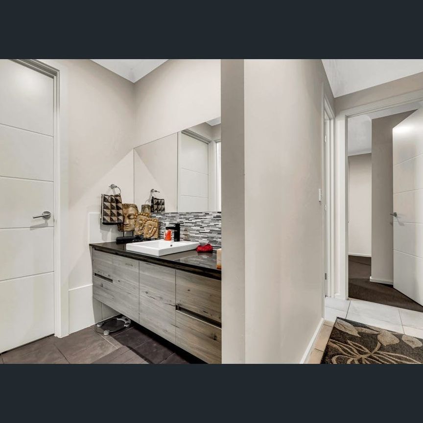 BEAUTIFUL EX-DISPLAY FAMILY HOME FOR RENT - Photo 1