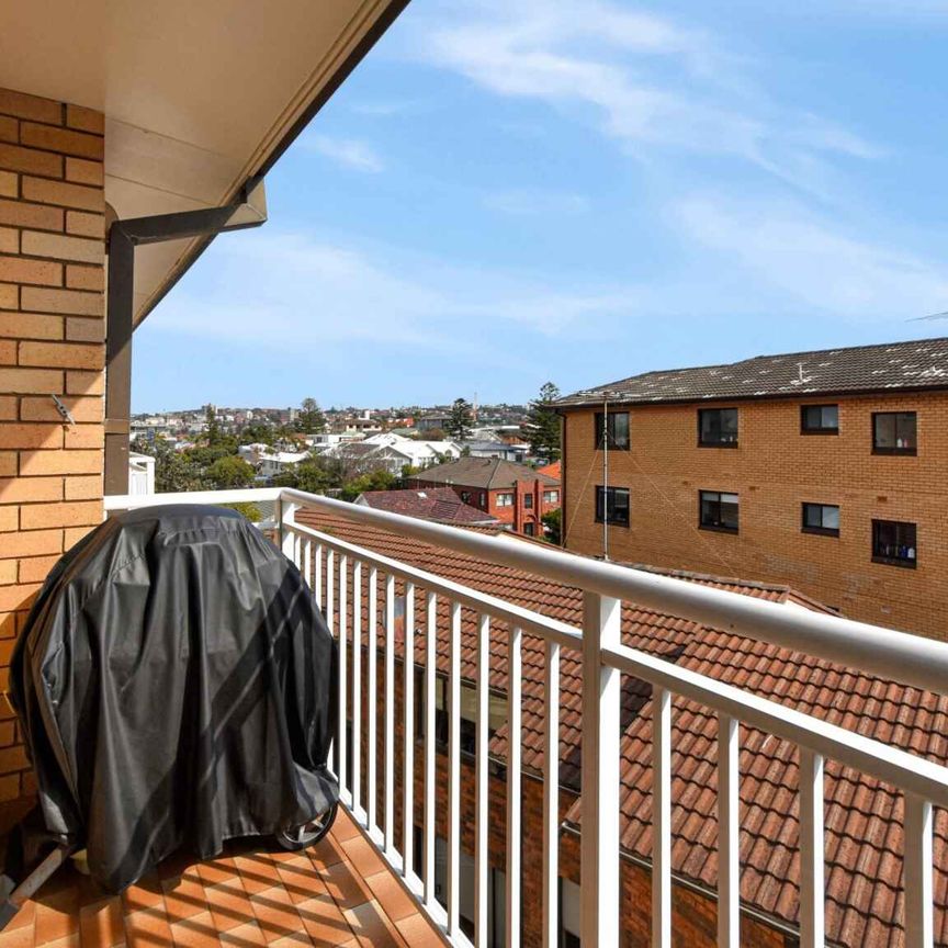 TOP FLOOR SUNNY APARTMENT WITH PARKING, MOMENTS FROM ICONIC NORTH BONDI BEACH - Photo 1