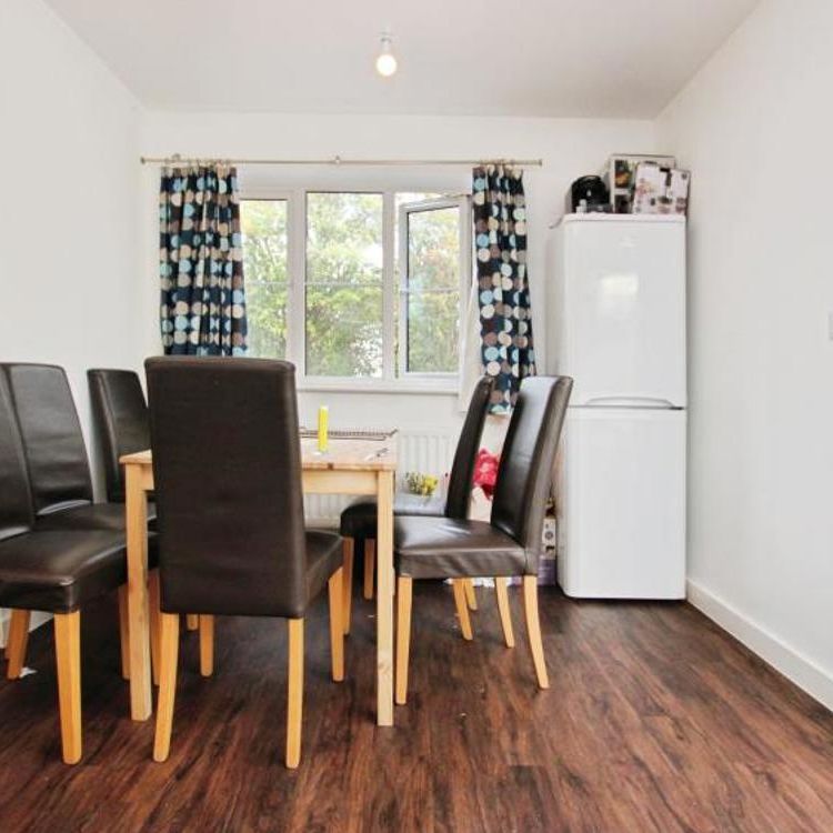 *** STUDENT ROOM TO RENT *** A well-presented double room now available in a spacious six-bedroom student house on Oxleigh Way, ideally located for students studying at UWE Frenchay Campus. - Photo 1