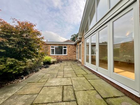 4 bedroom Detached Bungalow to let - Photo 2