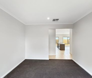 🏡 Brand New 4-Bedroom House in Eynesbury - Photo 2