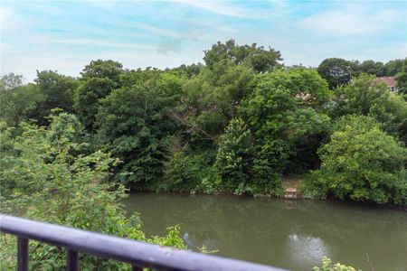 Avon Close, - Photo 3