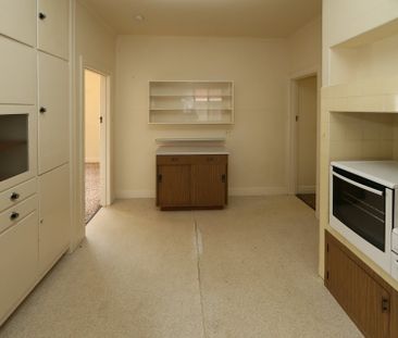 Spacious, Light Filled 3 Bedroom Home. - Photo 3