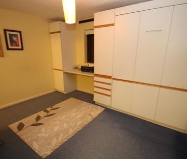 Tintagel Way, WokingProperty for lettings - Seymours - Photo 2