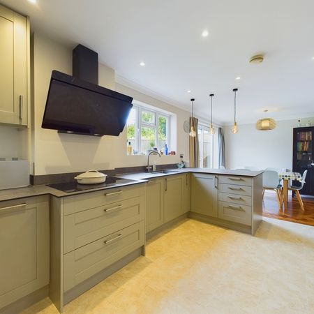 4 bed semi-detached house to rent in Ashley Drive, Penn, High Wycombe, HP10 8AX - Photo 3