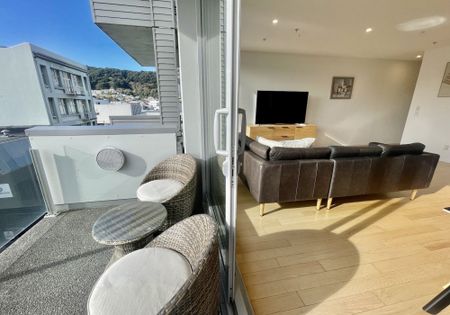 Spacious two bedroom apartment with study - Photo 2