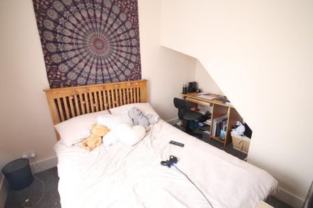 4 bedroom terraced house to rent - Photo 3