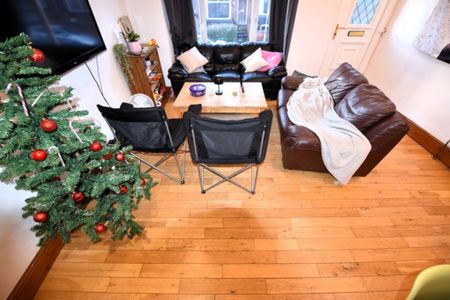 6 bedroom House in Manor Drive, Leeds - Photo 5