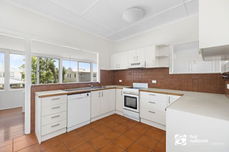 CHARMING FAMILY HOME IN BEAUTIFUL WYNNUM - Photo 4
