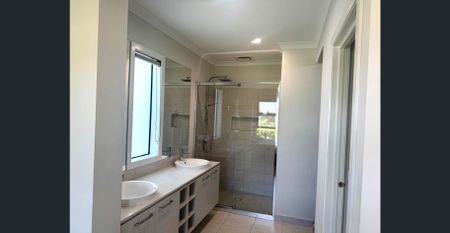 Spacious Four-Bedroom Family Home in Clyde!! - Photo 3