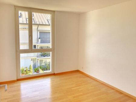 Bel appartement traversant de 4 pièces au 3ème étage avec balcon vue lac et grand garage double. - Photo 3