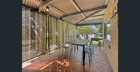 THE PERFECT FAMILY HOME IN THE HEART OF SEFTON HIGH SCHOOL ZONE! - Photo 4