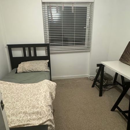 Room in a Shared Flat, Epsom Road, CR0 - Photo 3