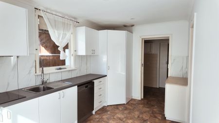 Spacious 3 Bedroom Home - Photo 3
