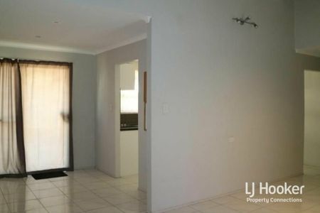 SPACIOUS THREE-BEDROOM HOME WITH AIR CONDITIONING & SIDE ACCESS - Photo 3