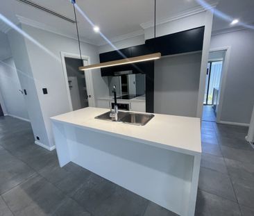 MODERN HOME - GREAT LOCATION - Photo 4