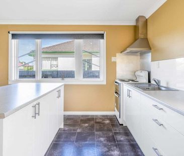 2 Bedroom House on Elizabeth - Photo 5