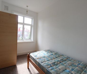 4 bedroom semi-detached house to rent - Photo 4