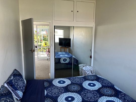 As-new apartment 300m from CBD edge, warm/sunny - Photo 1
