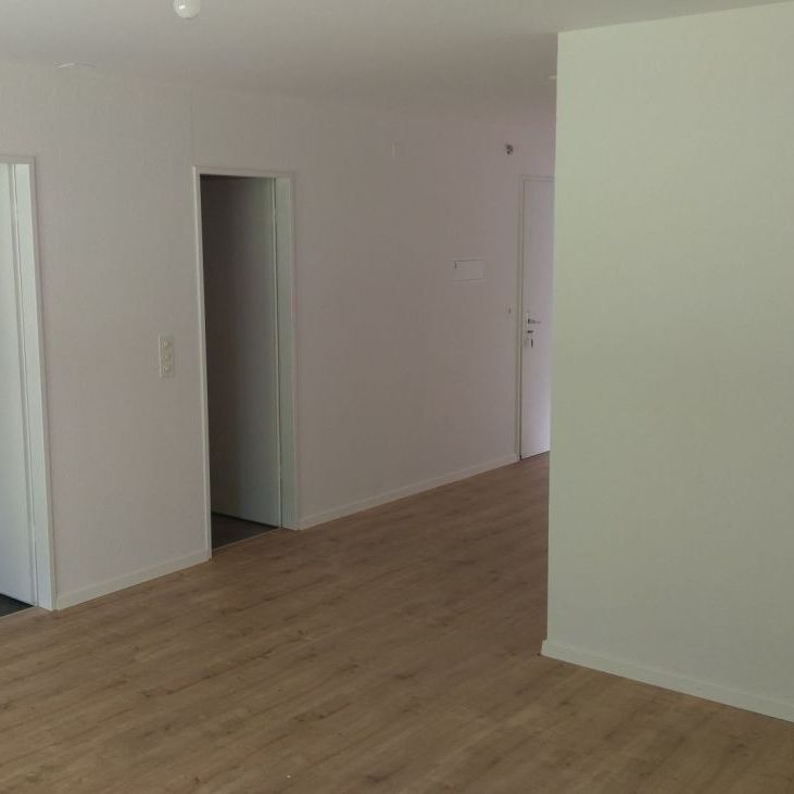 Teilsanierte 3-Zimmerwohnung in Péry zu vermieten - Photo 1
