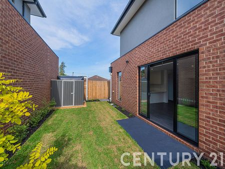 Modern Spacious Townhouse - Photo 4